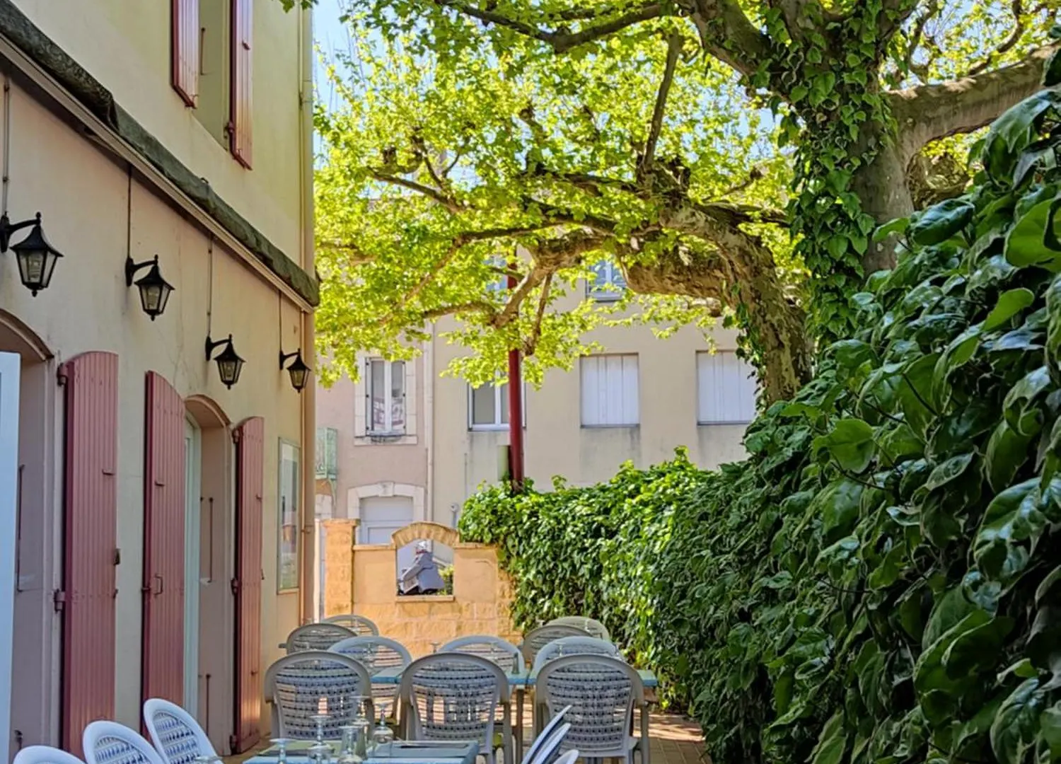 Logis Hotel Des Voyageurs Restaurant La Bonne Tabl'Hay Livron-sur-Drome