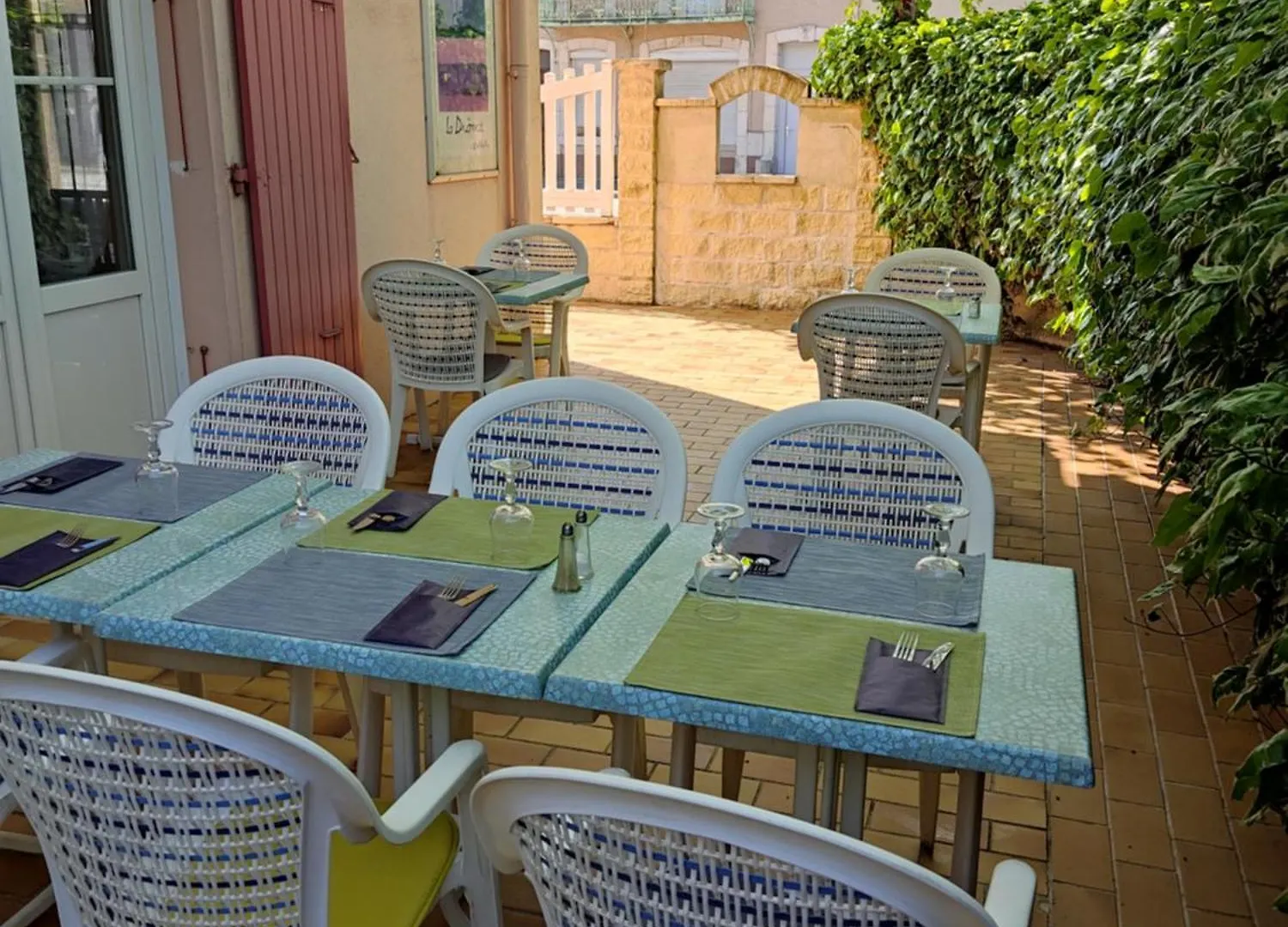 Logis Hotel Des Voyageurs Restaurant La Bonne Tabl'Hay Livron-sur-Drome
