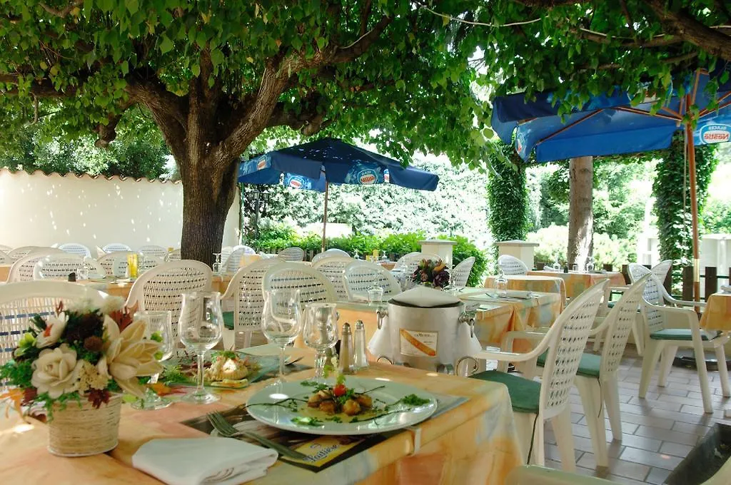 Logis Hotel Des Voyageurs Restaurant La Bonne Tabl'Hay Livron-sur-Drome 2*,
