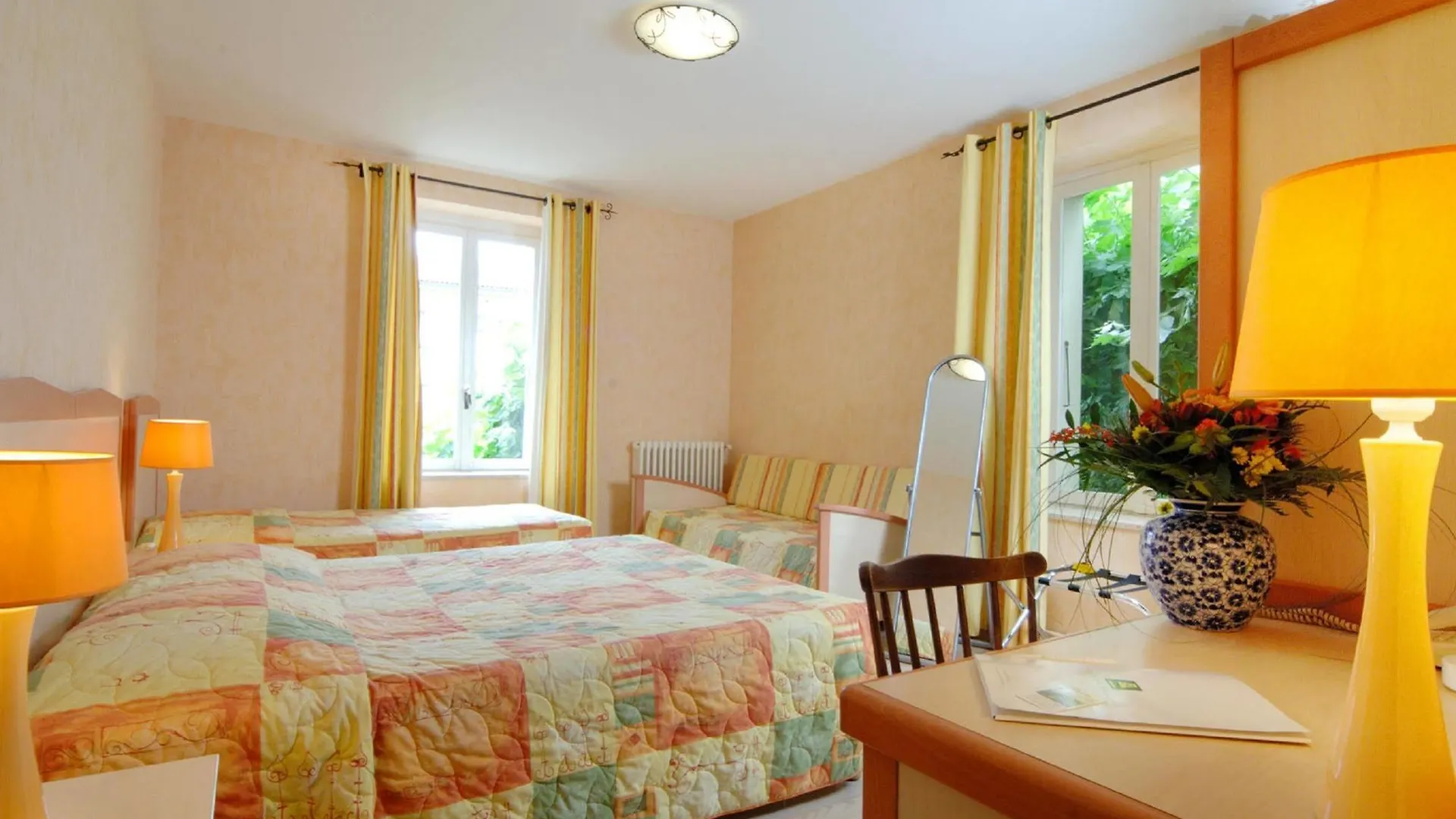 Logis Hotel Des Voyageurs Restaurant La Bonne Tabl'Hay Livron-sur-Drome
