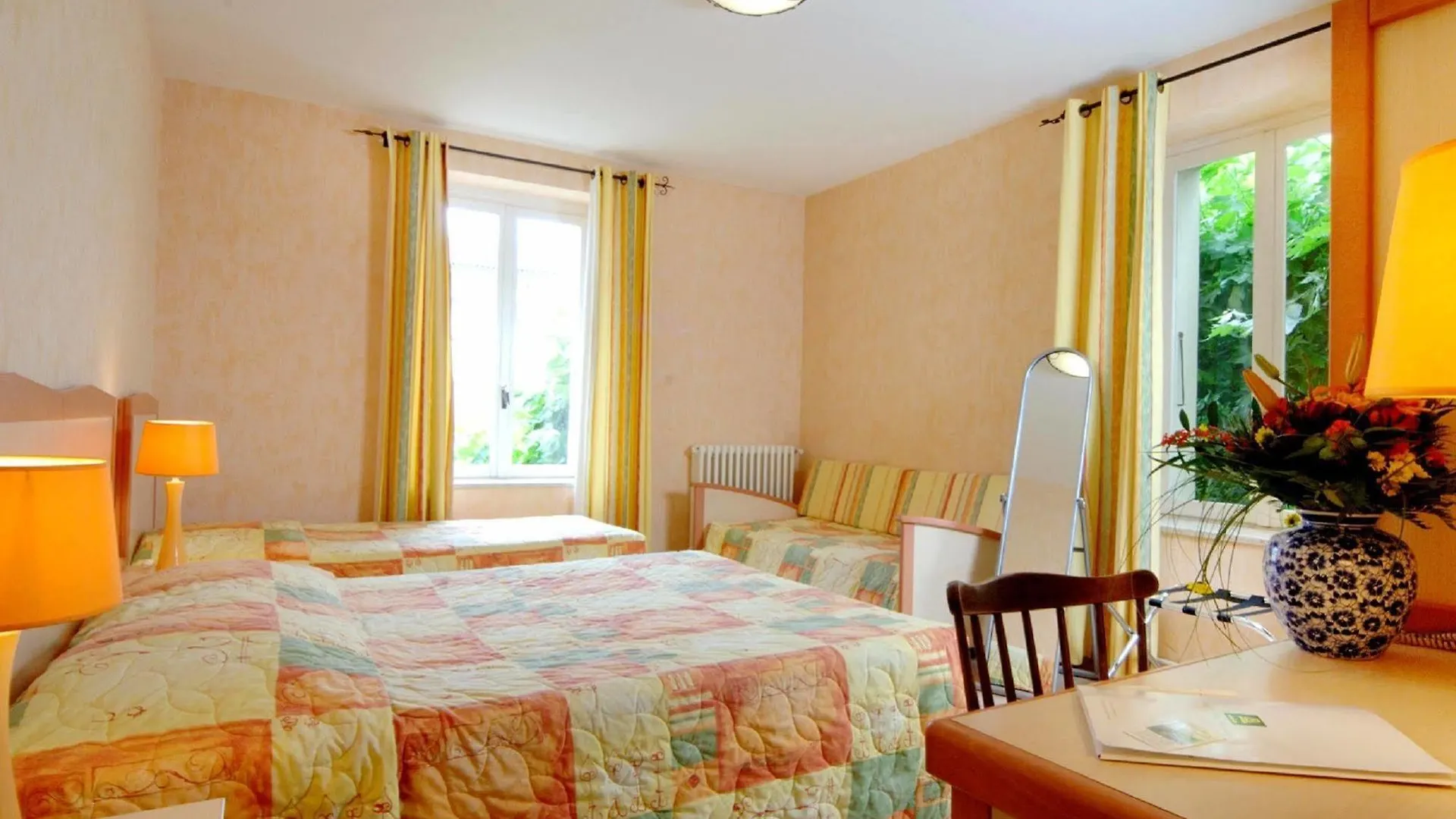 Logis Hotel Des Voyageurs Restaurant La Bonne Tabl'Hay Livron-sur-Drome